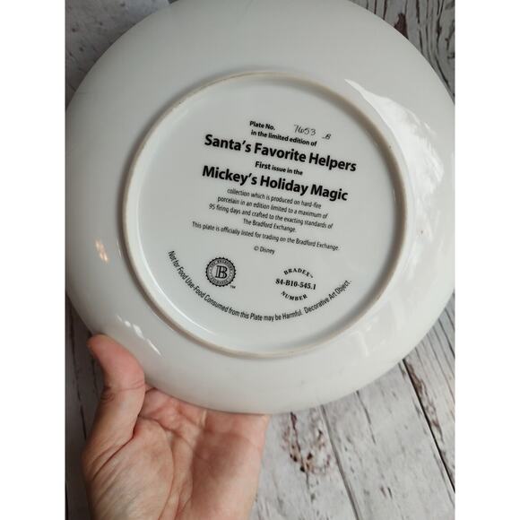 Mickey's Holiday Magic Collectors Plate #1 "Santa's Favorite Helpers" - Picture 4 of 6